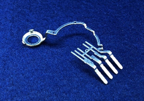 精密プレス部品：車載用コネクタ