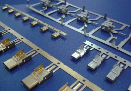 精密順送プレス部品：各種コネクタ用シェル