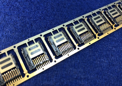 精密フープインサート成形部品：SDカード用部品