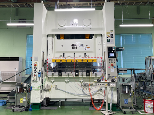 精密プレス加工機