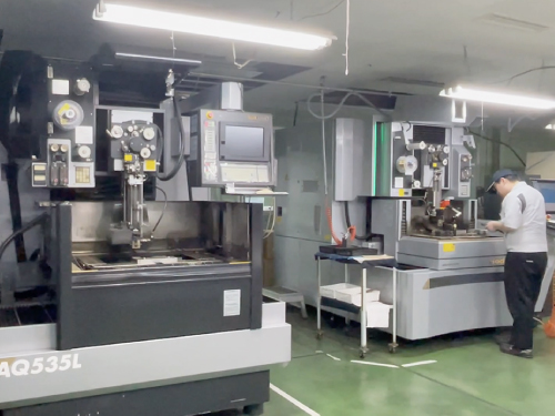 ワイヤーカット放電加工機による精密プレス加工用金型の制作