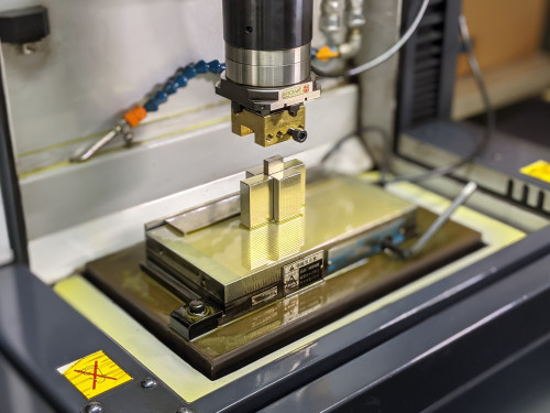 放電加工機による精密プレス加工用金型の制作